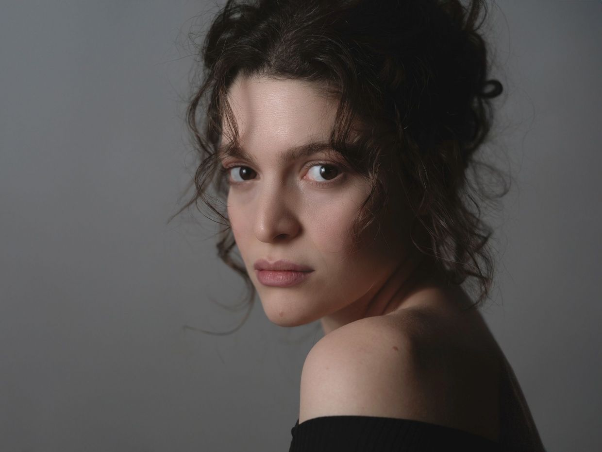 Καλλιόπη Χάσκα: Η Μεταξία από τη “Μάγισσα” σαρώνει στον ρόλο της Ιουλιέτας