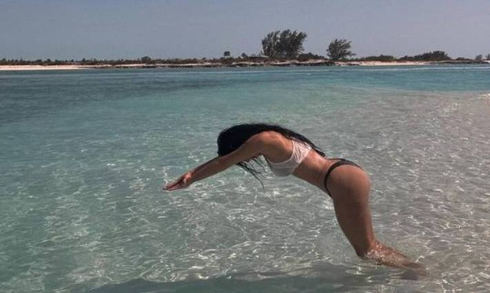 Κιμ Καρντάσιαν: Το αγαλματένιο κορμί, οι χρυσές αλυσίδες στη μέση και τα καυστικά σχόλια για τη βουτιά στα ρηχά