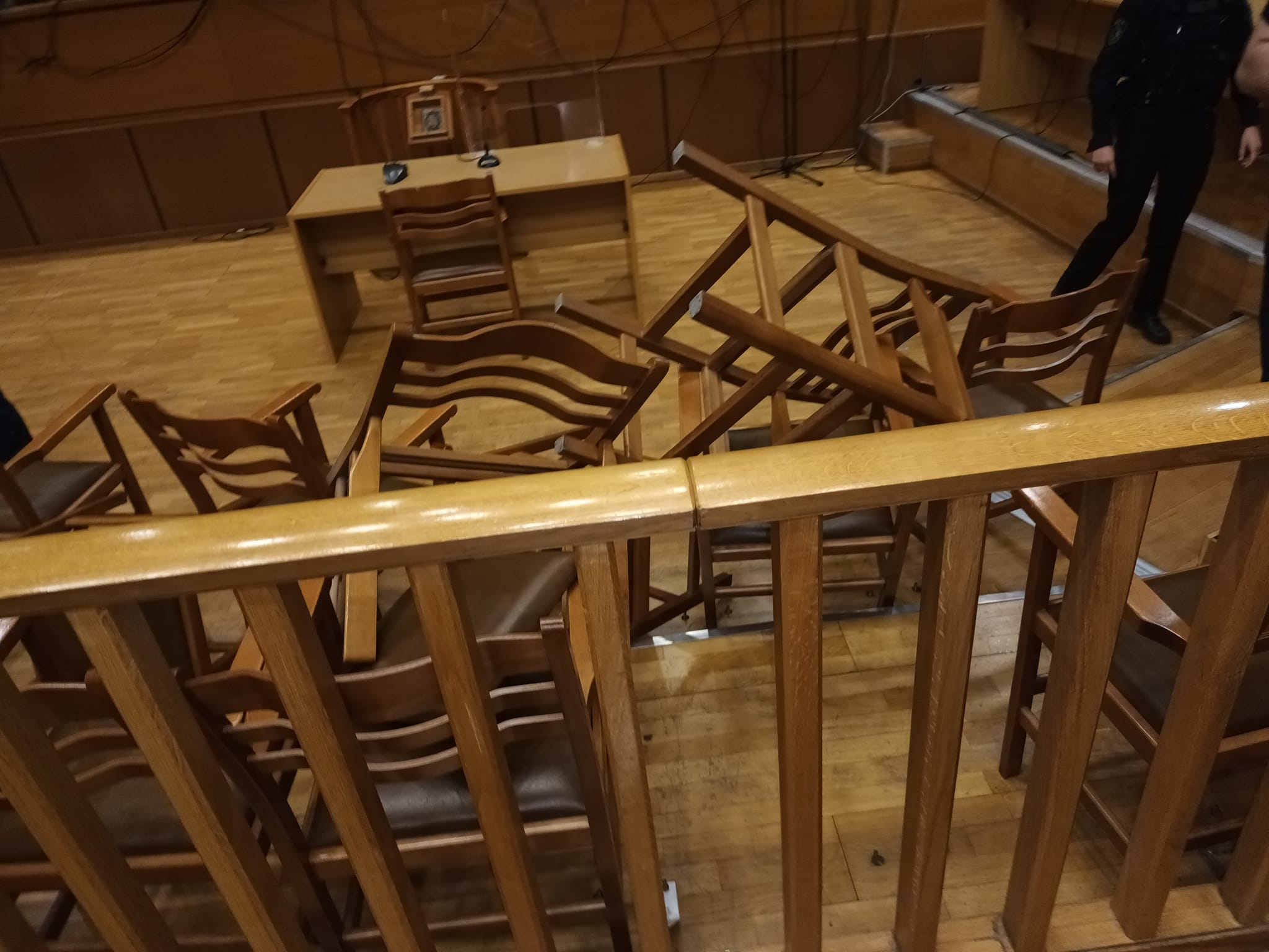 Δίκη για τη φωτιά στο Μάτι: «Βρίσκομαι στο αστυνομικό τμήμα και αναλαμβάνω την ευθύνη» λέει ο άνδρας που πέταξε την καρέκλα