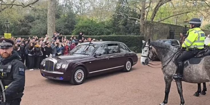 Το αυτοκίνητο που μετέφερε τον βασιλιά Κάρολο έξω από το Κλάρενς Χάους.