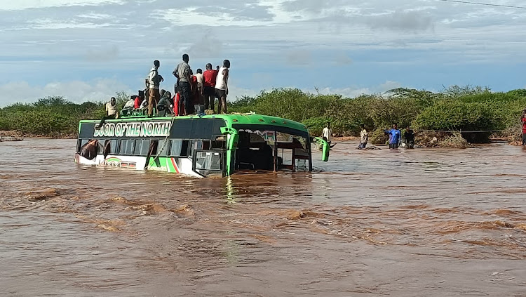 Κένυα: Βίντεο από τις προσπάθειες διάσωσης επιβατών λεωφορείου που παρασύρθηκαν έπειτα από πλημμύρα