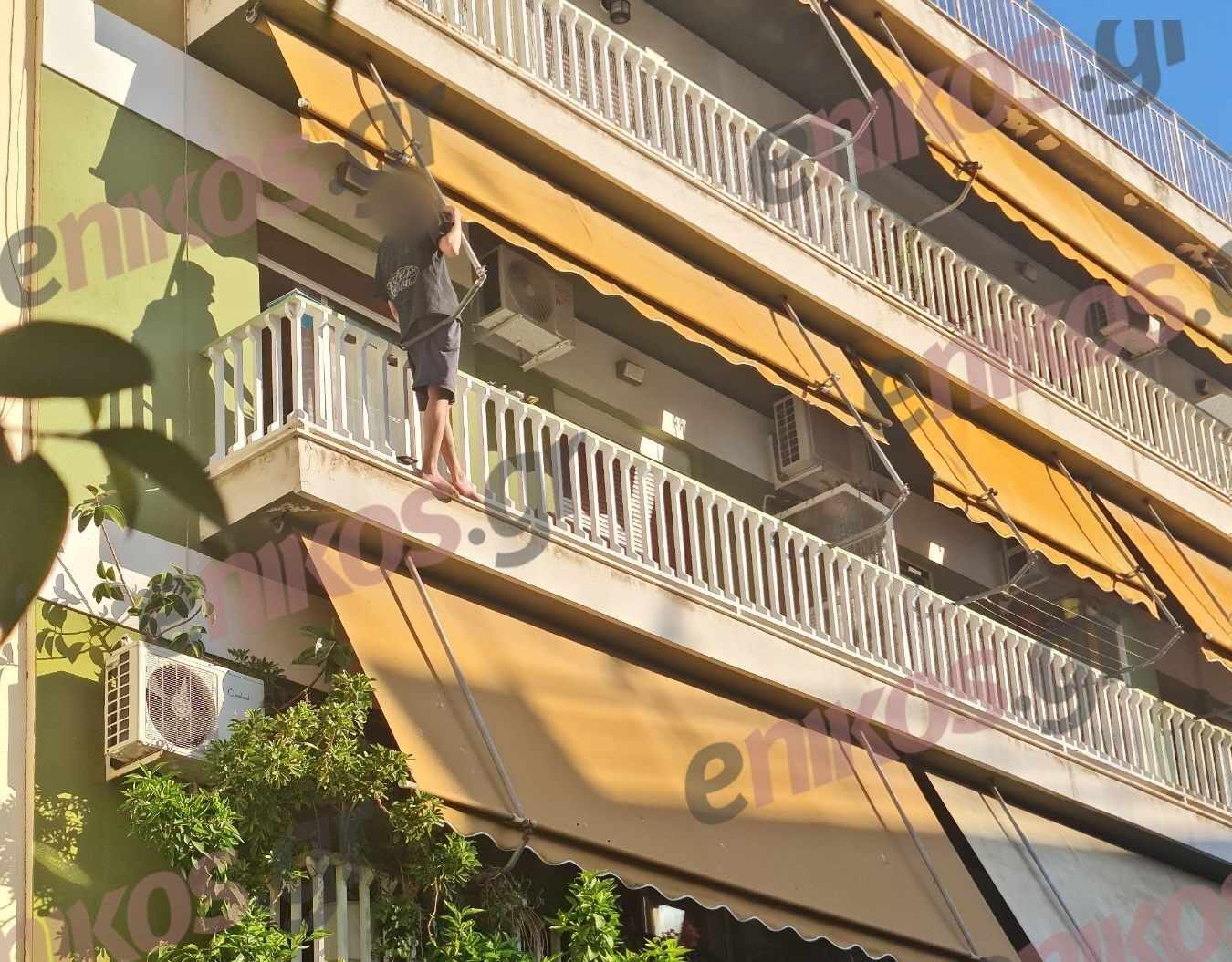 Συναγερμός στον Κορυδαλλό: Άνδρας απειλεί να πέσει στο κενό από τον 2ο όροφο – ΦΩΤΟ