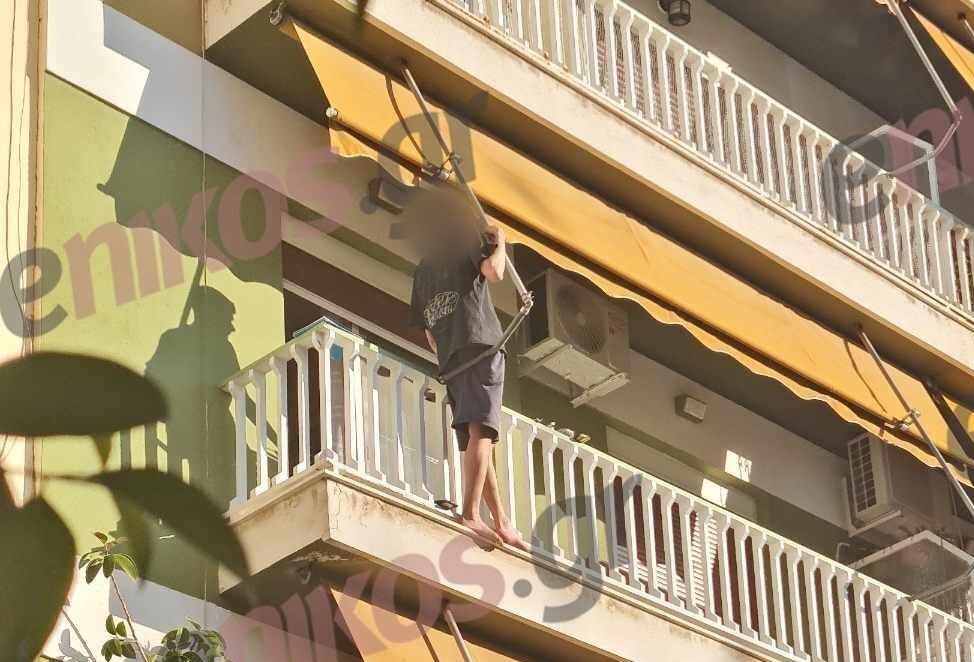Κορυδαλλός: Λήξη συναγερμού για τον άνδρα που απειλούσε να πέσει στο κενό από τον 2ο όροφο