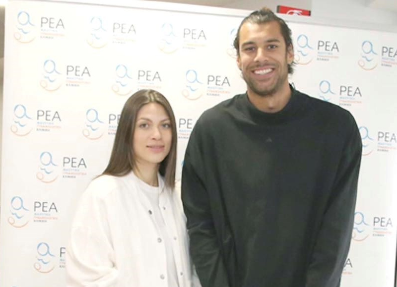 Γιώργος Πρίντεζης – Στέλλα Κωστοπούλου: Εξιτήριο από το μαιευτήριο με την κόρη τους 