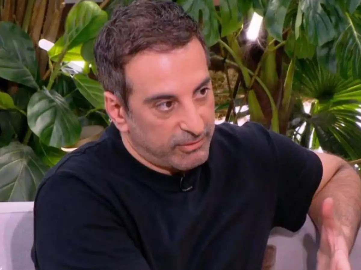 Στέλιος Κουδουνάρης: Γιατί φορά συνεχώς μαύρα;