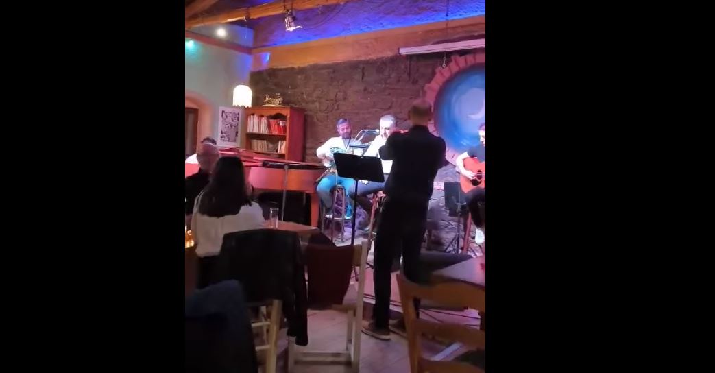 Δημήτρης Κουρέτας: Ο Περιφερειάρχης Θεσσαλίας τραγούδησε Μητροπάνο – Δείτε βίντεο