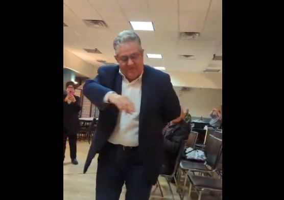 Δημήτρης Κουτσούμπας: Χόρεψε ζεϊμπέκικο στη Νέα Υόρκη – Δείτε το βίντεο