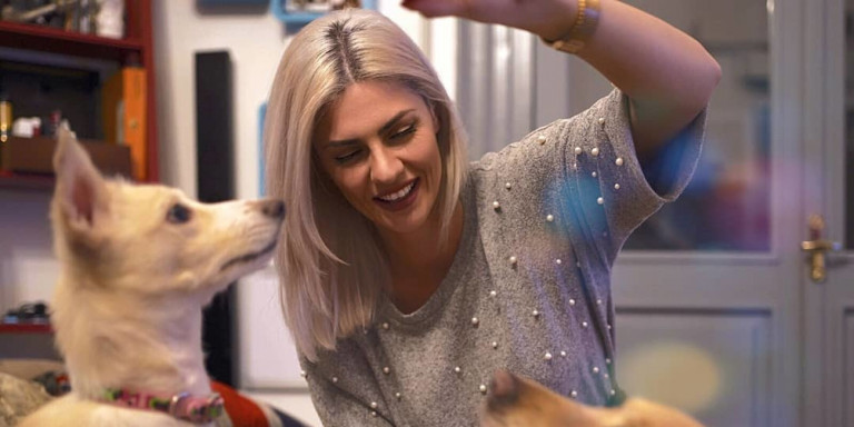 Κρίστη Καθάργια: Σέξι στα πορτοκαλί – Τα μάτια όλων έπεσαν στο πλούσιο μπούστο της