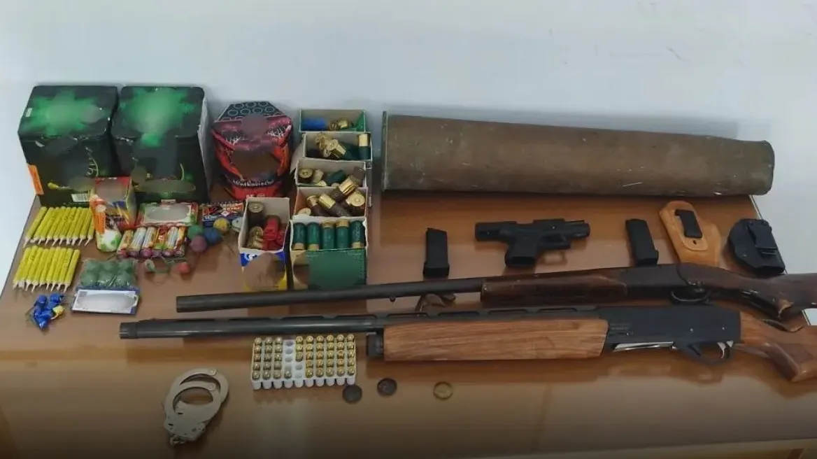 Κρήτη: Όπλα, φυσίγγια, πυροτεχνήματα και αρχαία νομίσματα εντοπίστηκαν σε σπίτι 44χρονου