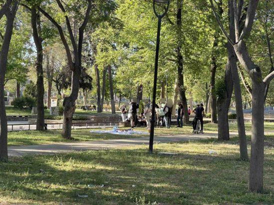 Αναστάτωση με παρέα νεαρών στη Λάρισα – Φώναζαν και πετούσαν πέτρες σε παιδική χαρά με δίχρονα παιδιά