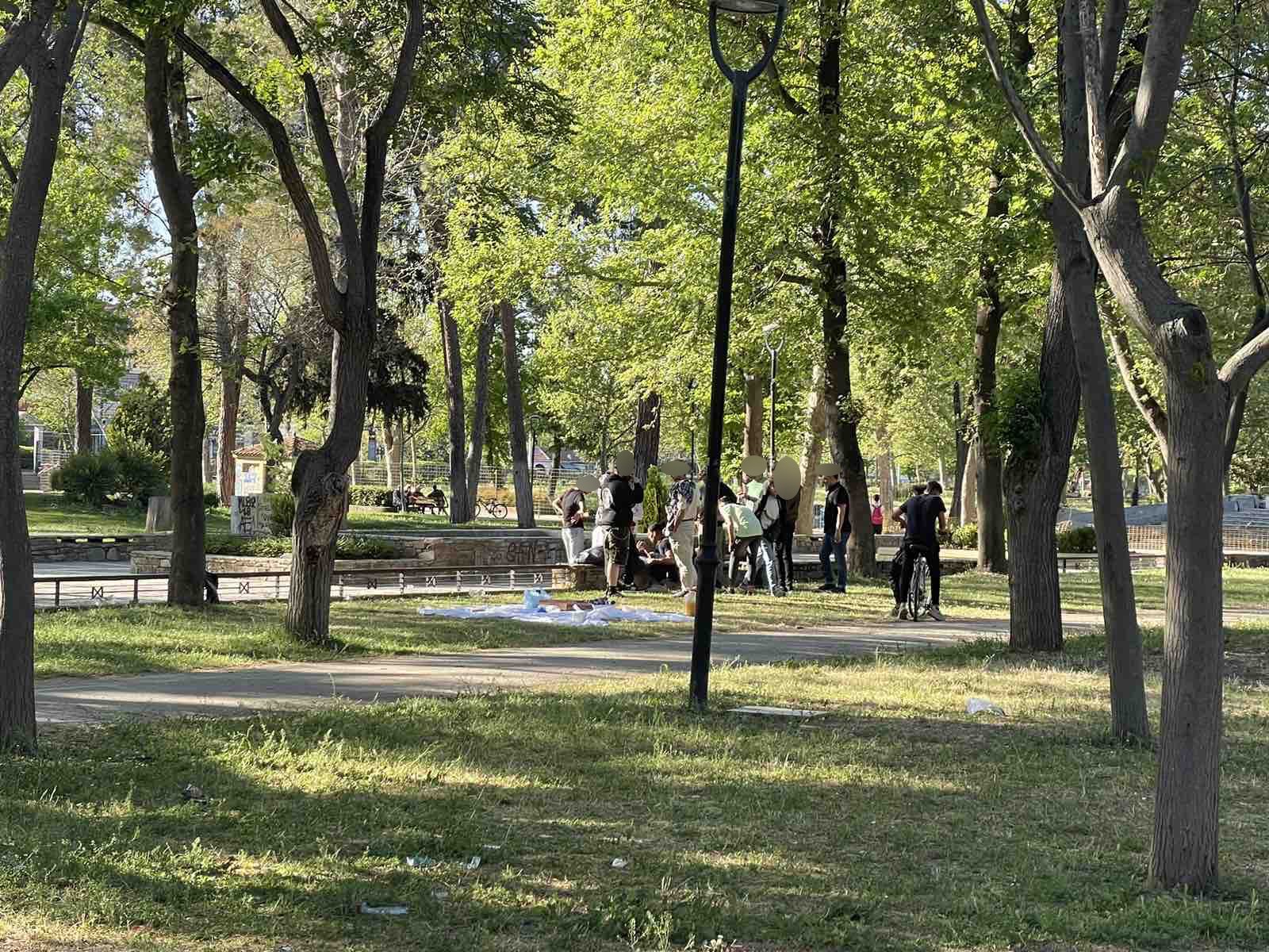 Αναστάτωση με παρέα νεαρών στη Λάρισα – Φώναζαν και πετούσαν πέτρες σε παιδική χαρά με δίχρονα παιδιά