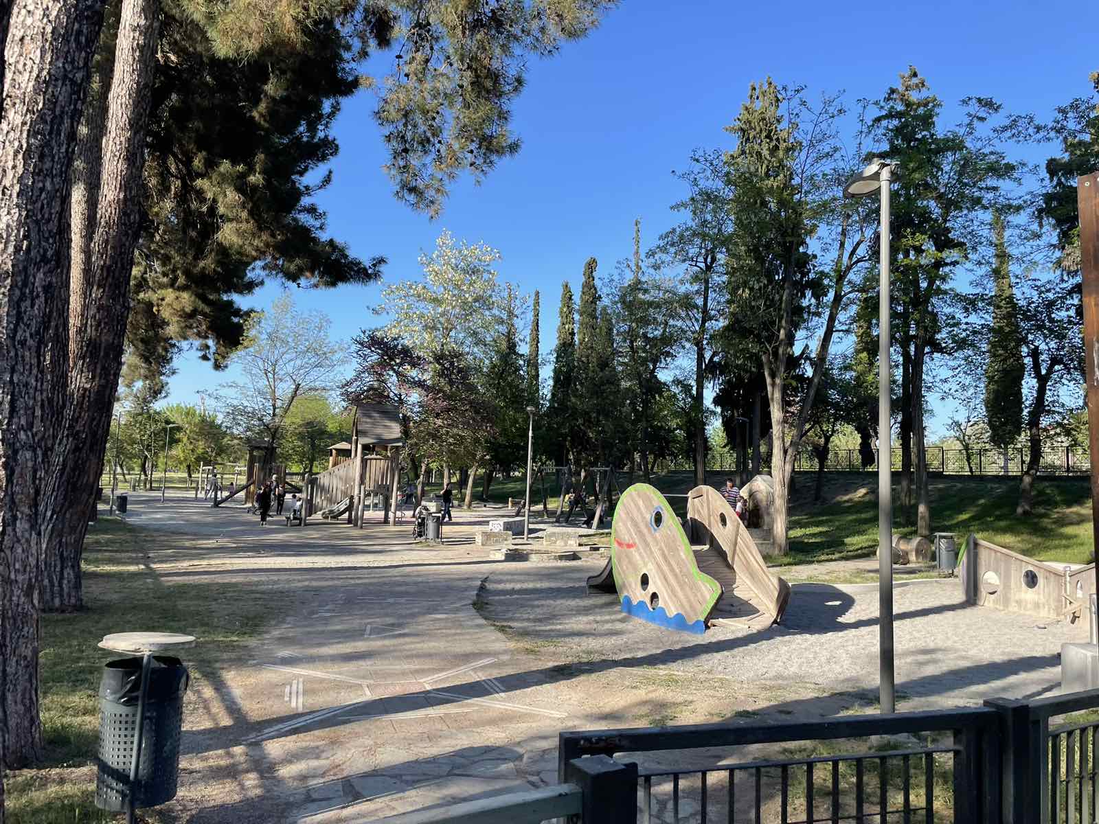 Αναστάτωση με παρέα νεαρών στη Λάρισα – Φώναζαν και πετούσαν πέτρες σε παιδική χαρά με δίχρονα παιδιά