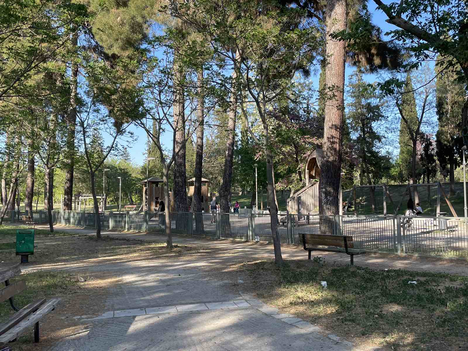 Αναστάτωση με παρέα νεαρών στη Λάρισα – Φώναζαν και πετούσαν πέτρες σε παιδική χαρά με δίχρονα παιδιά