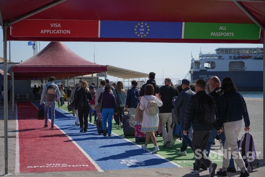 Λέσβος: «Βούλιαξε» σήμερα το νησί από Τούρκους τουρίστες – Τους υποδέχτηκαν με ούζο και γλυκά