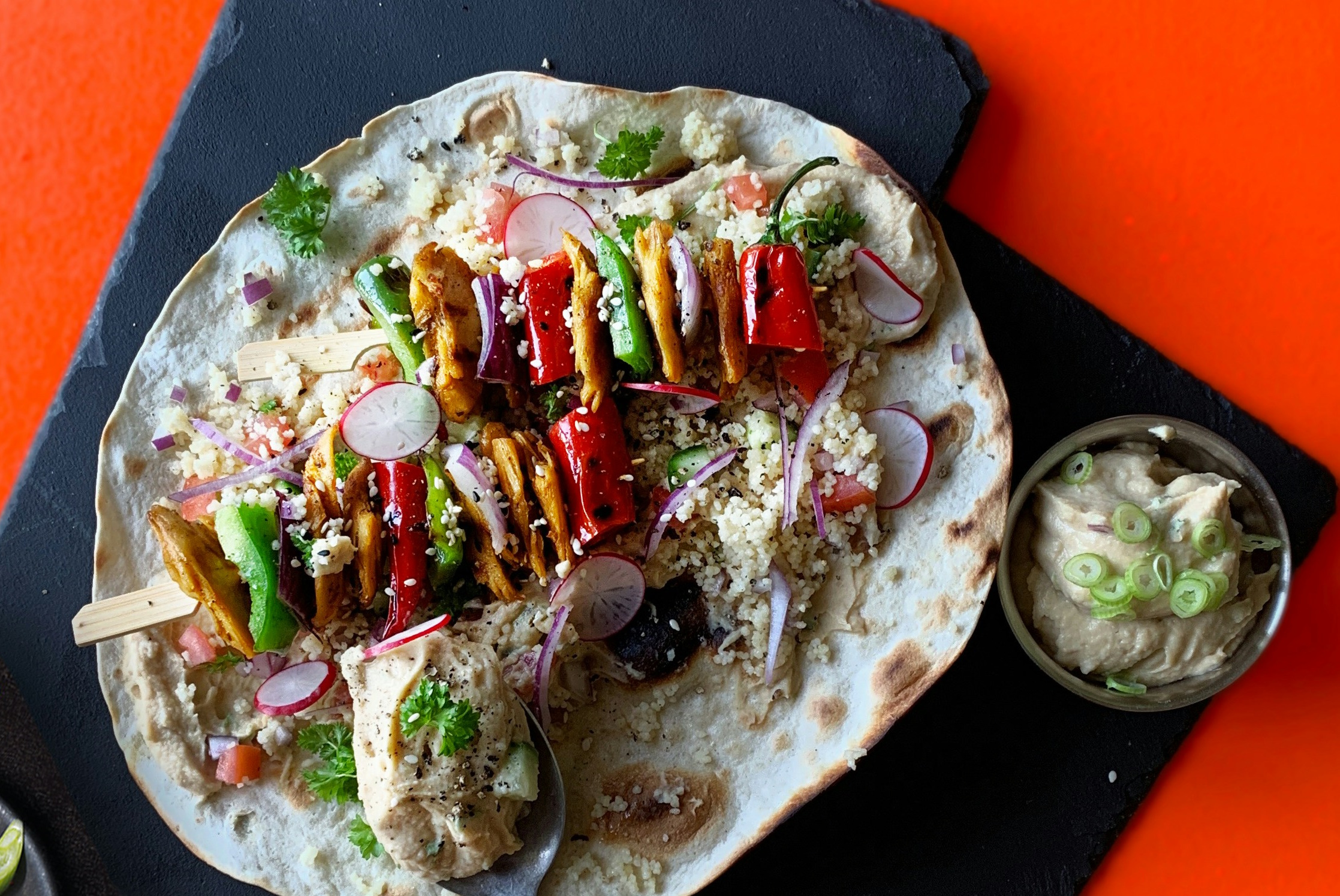 Συνταγή για απολαυστικά σουβλάκια λαχανικών με καπνιστό λουκάνικο – Ιδανικά για όλη την οικογένεια