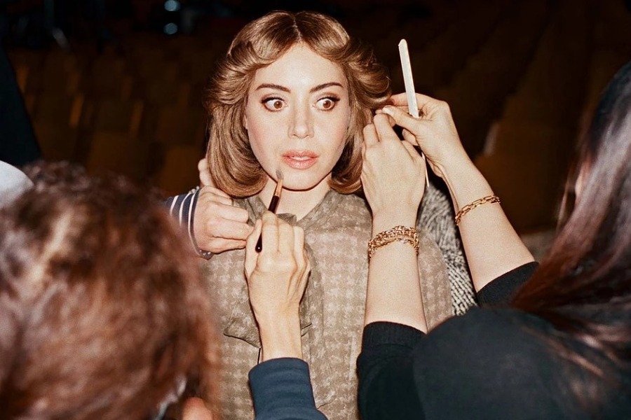 Ο Ισπανικός οίκος μόδας «Loewe» αυτοτρολάρεται μέσα από τη νέα του διαφήμιση – ΒΙΝΤΕΟ