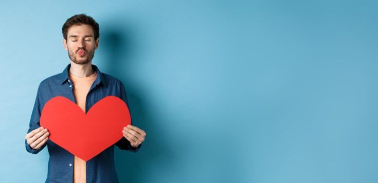 8 σημάδια που μαρτυρούν ότι κάποιος νιώθει έλξη για εσάς αλλά ντρέπεται να το παραδεχτεί, σύμφωνα με την ψυχολογία