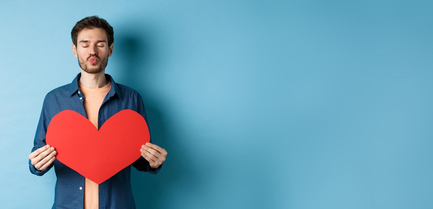 8 σημάδια που μαρτυρούν ότι κάποιος νιώθει έλξη για εσάς αλλά ντρέπεται να το παραδεχτεί, σύμφωνα με την ψυχολογία