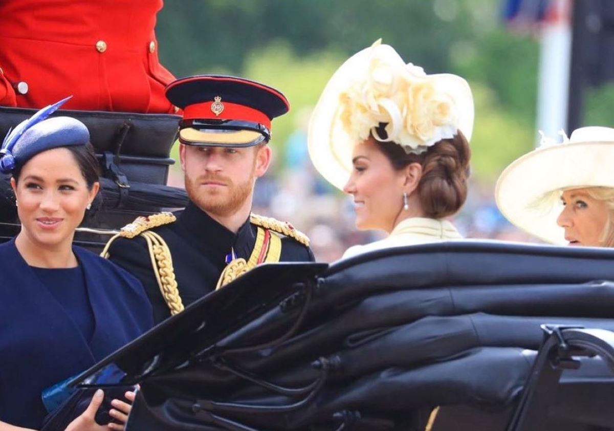 Η Μέγκαν Μαρκλ με τον πρίγκιπα Χάρι, την Κέιτ Μίντλετον και την βασίλισσα Καμίλα καμίλα το 2019 στην παρέλαση Trooping the Colour για τον εορτασμό των γενεθλίων της βασίλισσας Ελισάβετ.