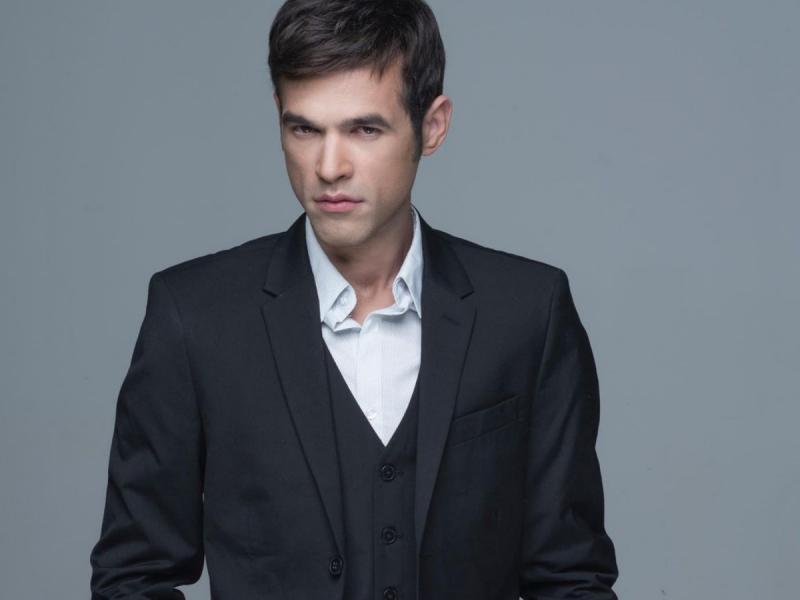 Για απόπειρα εκβιασμού συνελήφθη ο παρουσιαστής Κώστας Μιναρετζής – Αναζητείται ο Μένιος Φουρθιώτης