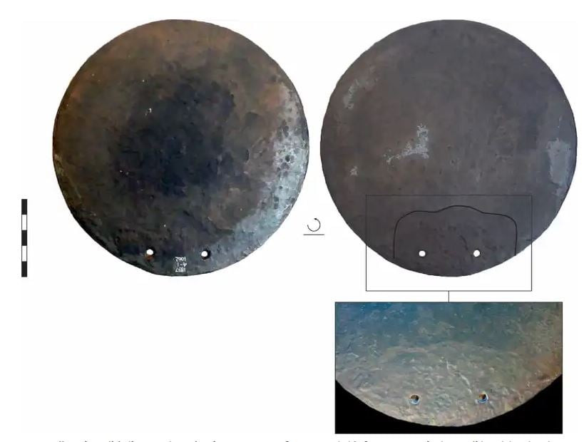 Δίσκος καθρέφτη από κράμα χαλκού που ανακαλύφθηκε στην Έγκωμη, στην ανατολική ακτή της Κύπρου, πιθανώς από τις Μυκήνες της Αργολίδας, και χρονολογείται στον 14ο αιώνα π.Χ. Μια αρνητική εικόνα δείχνει το σύστημα στερέωσης (στο πλαίσιο) από κοντά, αποκαλύπτοντας το αποτύπωμα της λαβής.