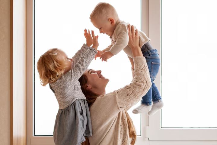 «Θηλάζω την 9χρονη κόρη μου, όλοι μου λένε να σταματήσω» – Δέχεται επιθέσεις online για την απόφασή της