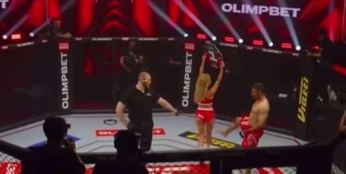Ιρανός αθλητής του ΜΜΑ κλώτσησε ring girl – Έφαγε ξύλο από τους θεατές