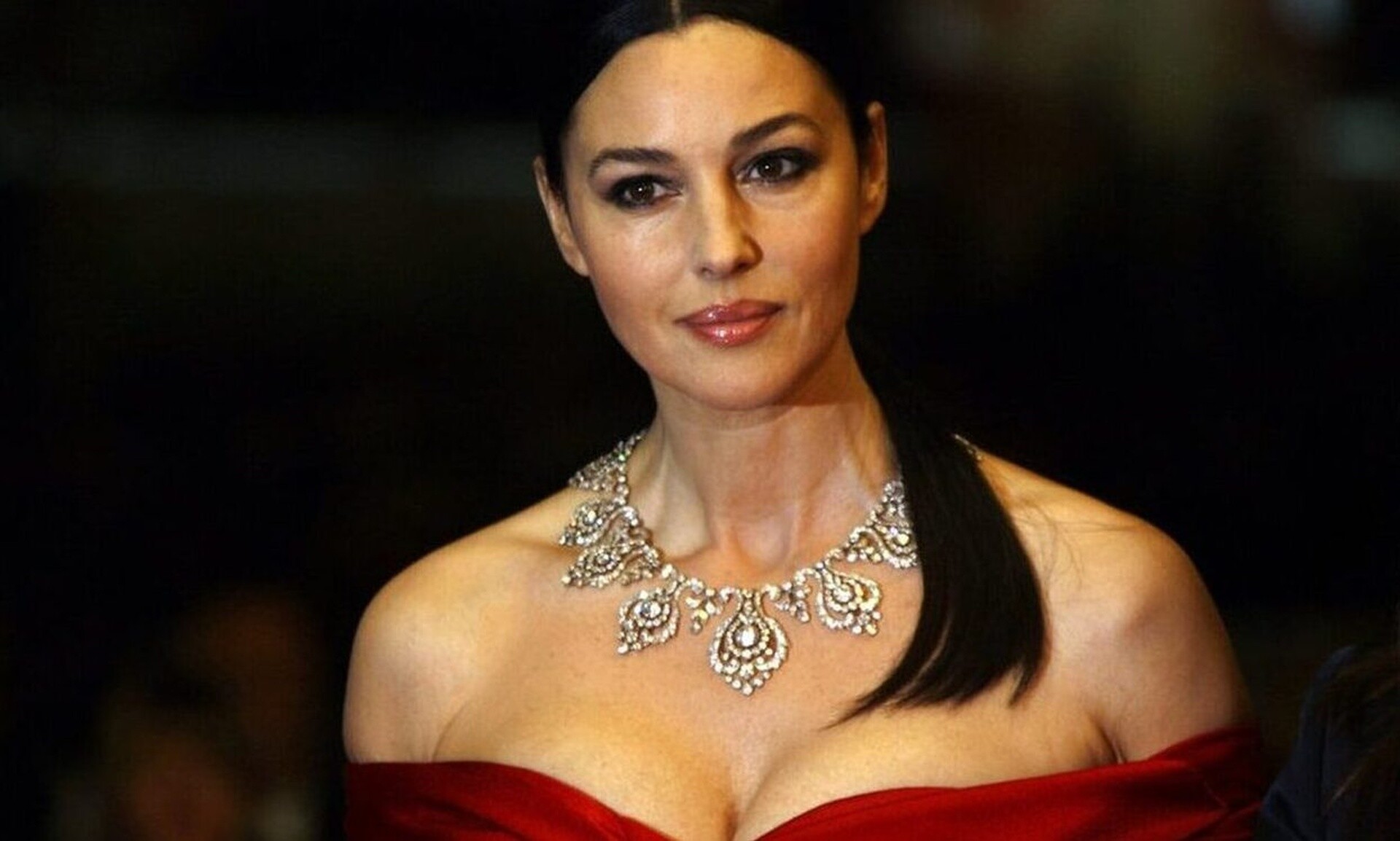 Κολάζει η Μόνικα Μπελούτσι με το σέξι μπούστο της – Τι αποκάλυψε για την ηλικία της