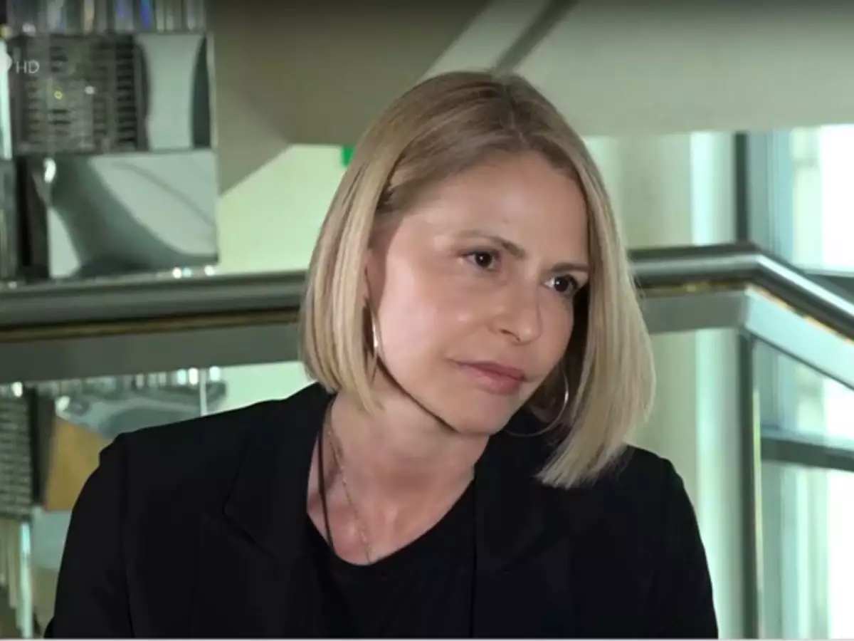 Τζένη Μπαλατσινού: «Το ότι έγινα ξανά μητέρα σε μεγάλη ηλικία, και ύστερα από τρία παιδιά, ήταν κάτι που δεν φανταζόμουν ποτέ»