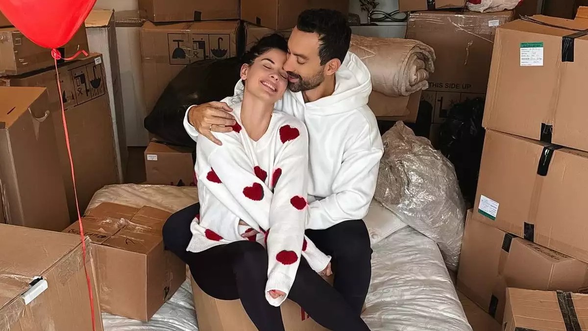 Χριστίνα Μπόμπα – Σάκης Τανιμανίδης: Δείτε το εντυπωσιακό minimal σαλόνι τους