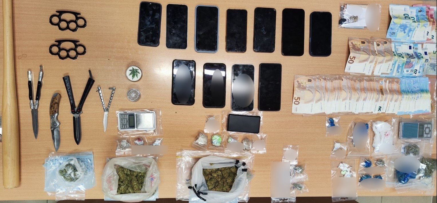 Πάτρα: Εξαρθρώθηκε εγκληματική οργάνωση που διακινούσε ναρκωτικά σε σχολείο – Φωτογραφίες ντοκουμέντα