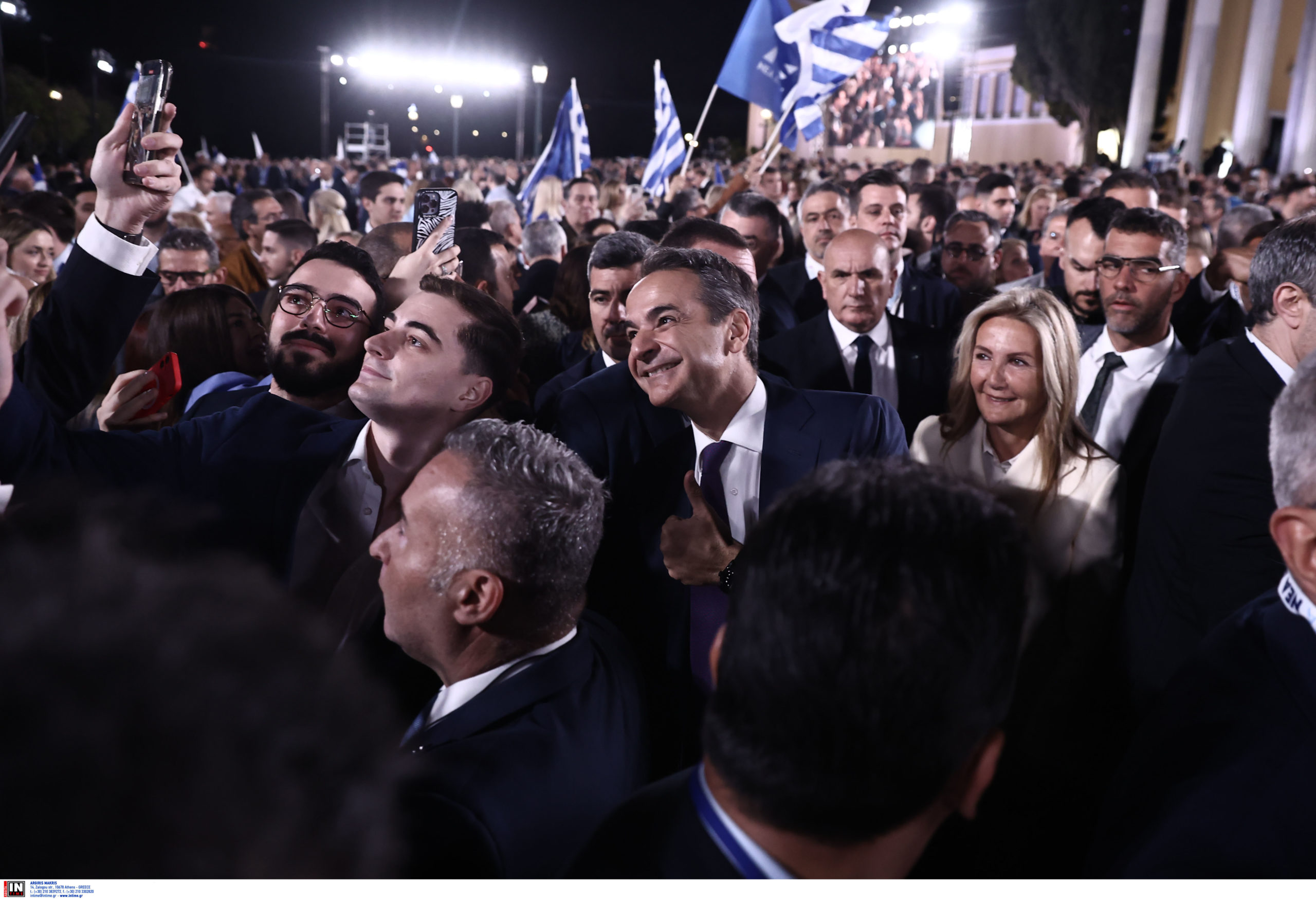 Συνέδριο ΝΔ: Σέλφι, χαμόγελα και κουβέντα – Τι έγινε στο Ζάππειο