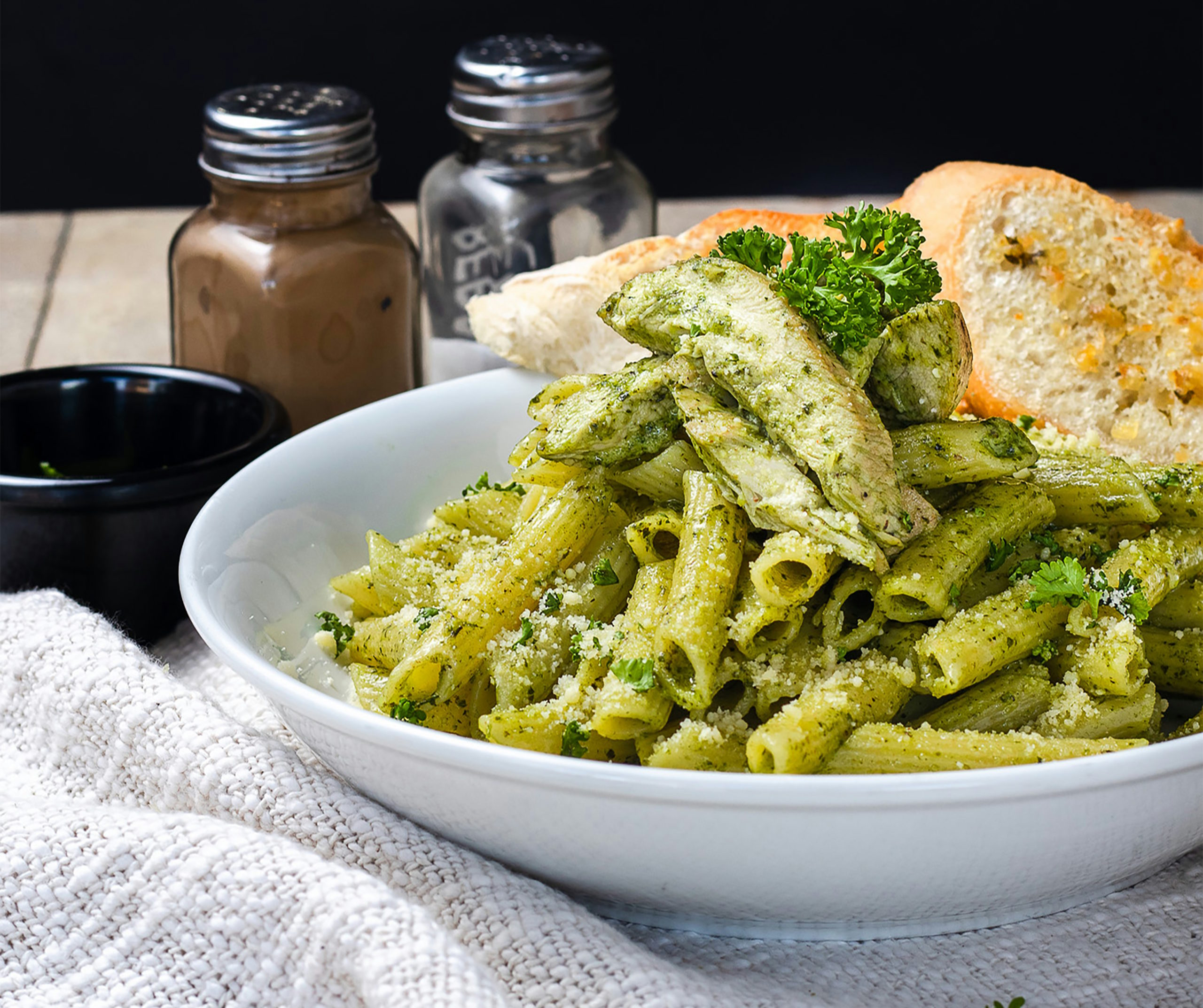 Συνταγή για πένες με κρεμώδες πέστο, γαρίδες και αρακά: Ένα νόστιμο πιάτο έτοιμο σε λίγα λεπτά