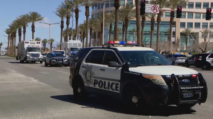 Η αστυνομία έχει αποκλείσει το σημείο όπου σημειώθηκε το περιστατικό.