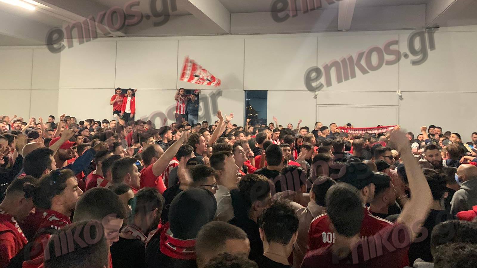 Ολυμπιακός: Χαμός στην υποδοχή της «ερυθρόλευκης» αποστολής – Το «Ελευθέριος Βενιζέλος» έγινε… Καραϊσκάκη