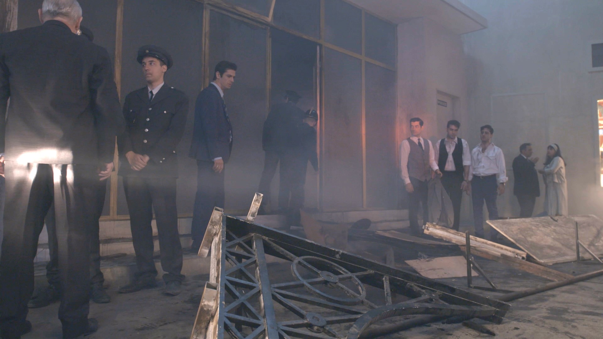 Ο Παράδεισος των κυριών: Το “Ολύμπια” τυλίγεται στις φλόγες