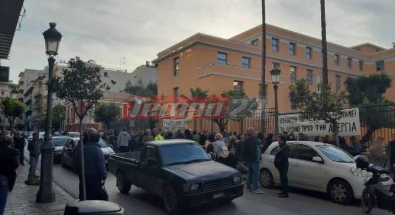 Πάτρα: Σε κατάληψη διαρκείας του Δημαρχείου προχώρησαν συμβασιούχοι