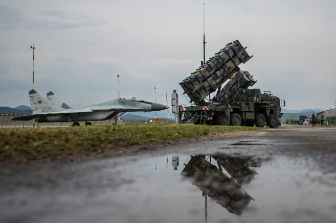 Politico: Ελλάδα και Ισπανία δεν στέλνουν αντιαεροπορικά στην Ουκρανία και o Γερμανός ΥΠΕΞ δεν καταλαβαίνει γιατί