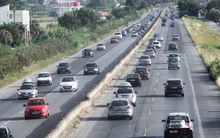 Σοβαρό τροχαίο στην Θεσσαλονίκη: Στρατιωτικό λεωφορείο και απορριμματοφόρο συγκρούστηκαν με τρία αυτοκίνητα