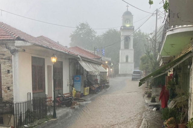 Κακοκαιρία: Οι 6 περιοχές που θα «χτυπήσει» τις επόμενες ώρες – Πλημμύρισαν δρόμοι της Θεσσαλίας – Δείτε LIVE