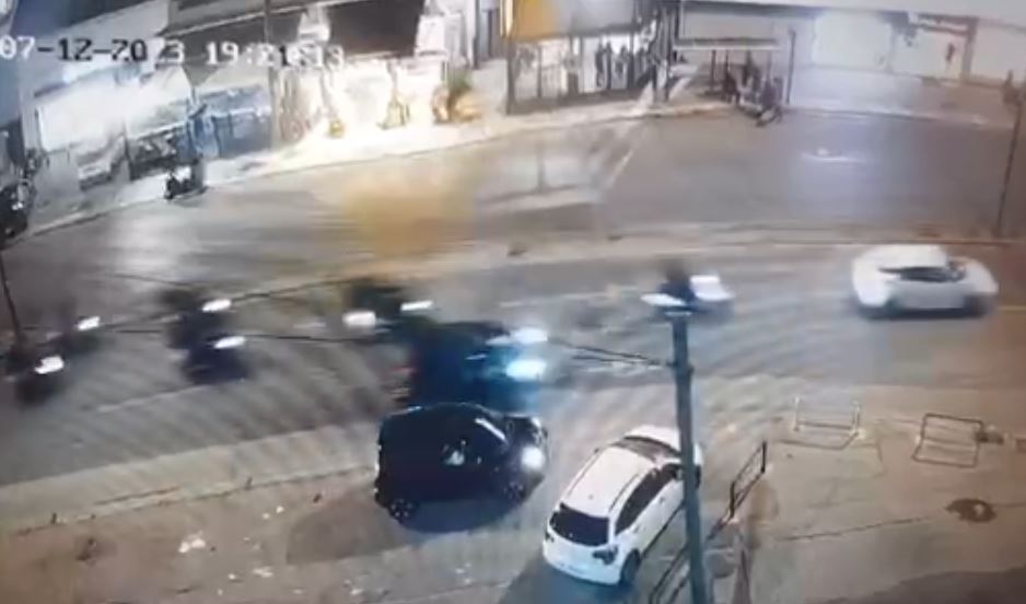 Ρέντης: Το κομβόι των χούλιγκαν με τα «πολεμοφόδια» – ΒΙΝΤΕΟ