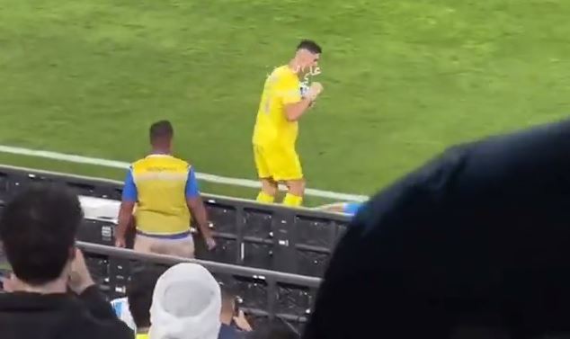 Κριστιάνο Ρονάλντο: Το βίντεο από τη στιγμή που σηκώνει τη γροθιά του στον διαιτητή