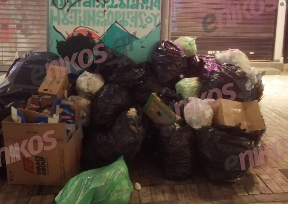 Αθήνα: Η Ερμού «βουλιάζει» από κόσμο, και από δεκάδες σακούλες σκουπιδιών – ΦΩΤΟ αναγνώστη