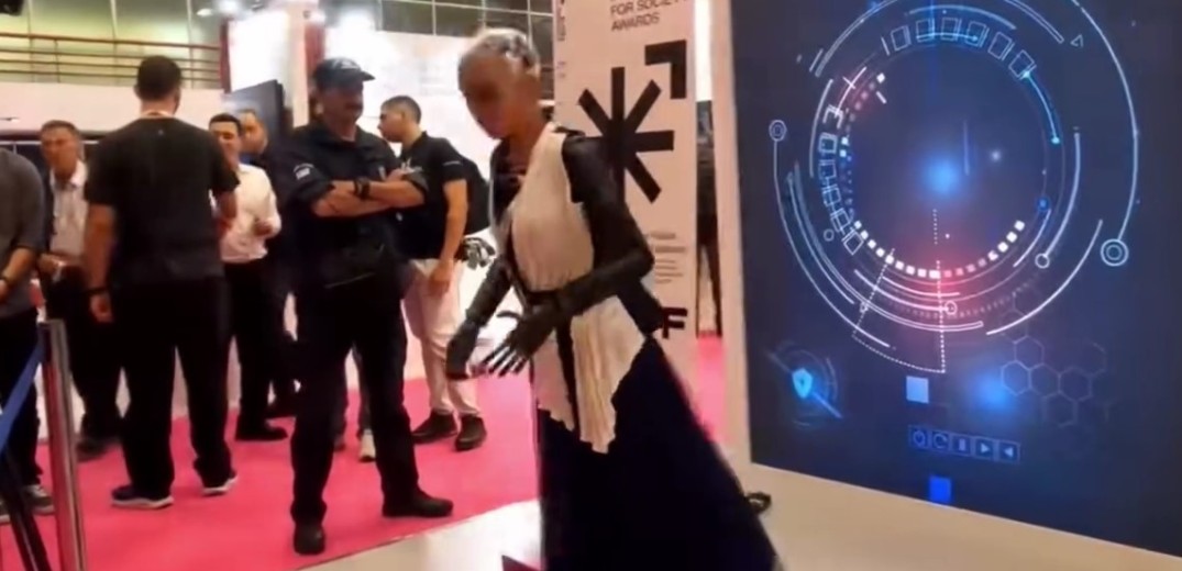 Το στραβοπάτημα της… Sophia – Έπεσε ενώ περπατούσε στη ΔΕΘ 