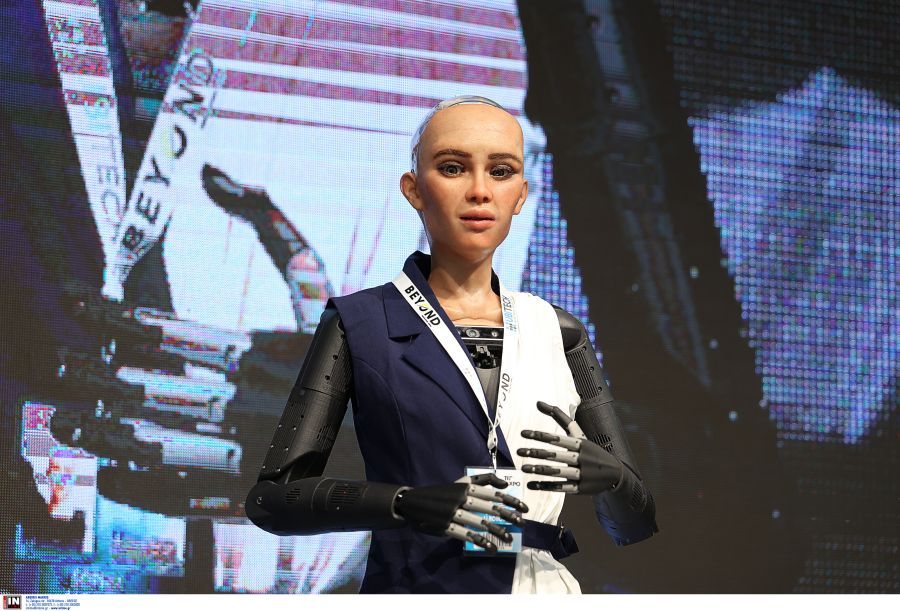 Θεσσαλονίκη: Με επικές ατάκες το ρομπότ Sophia στην έκθεση Beyond – «Γεια σου Τζίτζι, σαν την Χαλκιδική δεν έχει» – ΒΙΝΤΕΟ