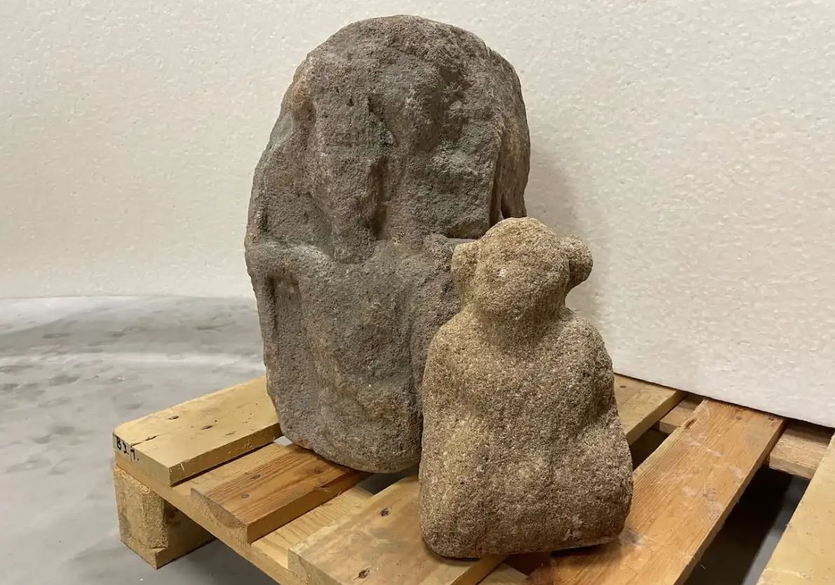 Μοναδική ανακάλυψη: Το γλυπτό θεότητας με σώμα φιδιού που εντόπισαν αρχαιολόγοι σε ρωμαϊκό φρούριο – Γιατί το ονόμασαν «ταπεινό γίγαντα»