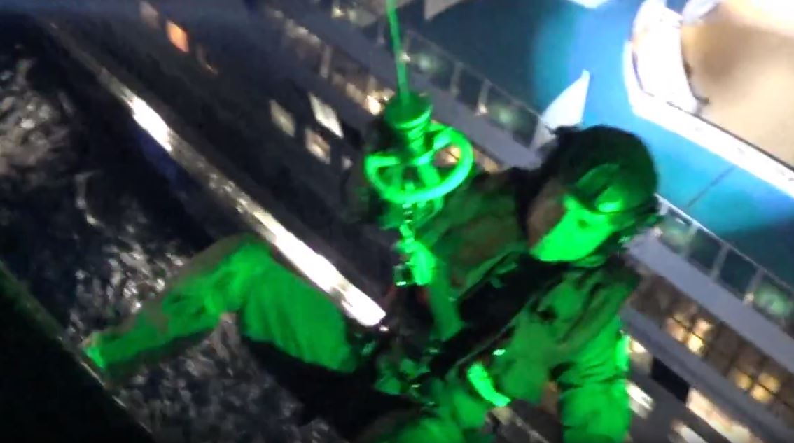 Νυχτερινή επιχείρηση με Super Puma της Πολεμικής Αεροπορίας σε κρουαζιερόπλοιο