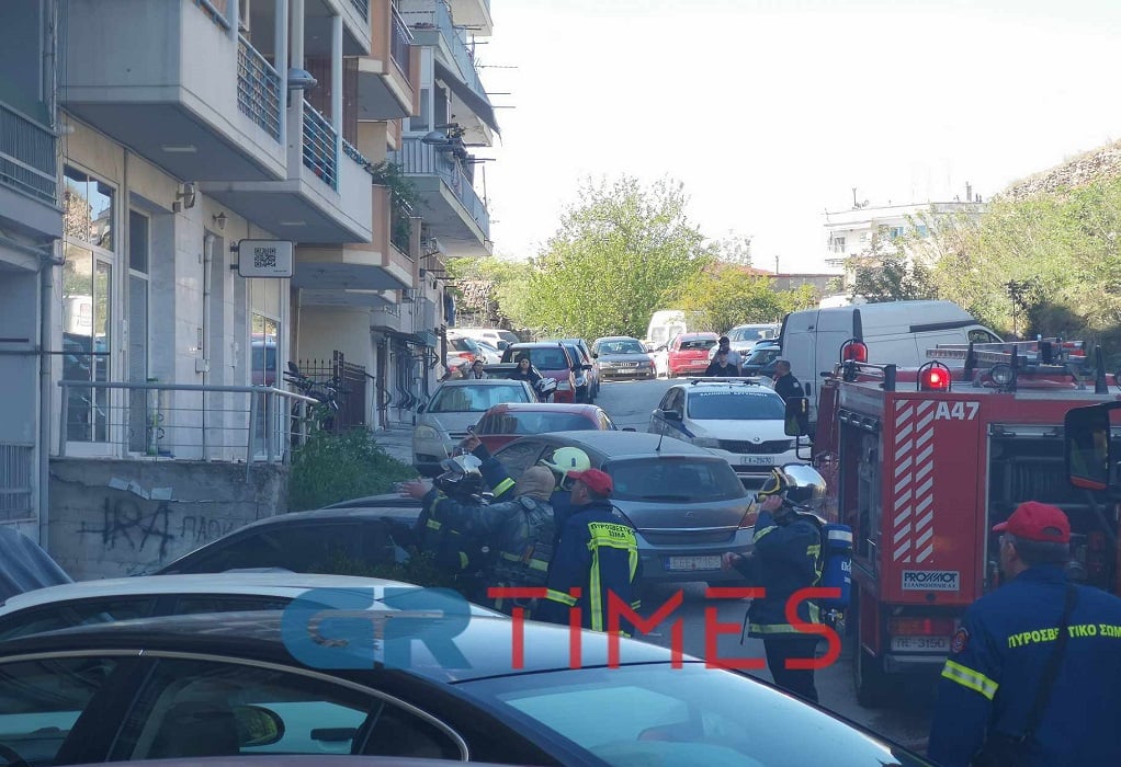 Θεσσαλονίκη: Φωτιά σε ισόγειο διαμέρισμα – Απεγκλωβίστηκαν 5 παιδιά και 3 ενήλικες – ΦΩΤΟ & ΒΙΝΤΕΟ