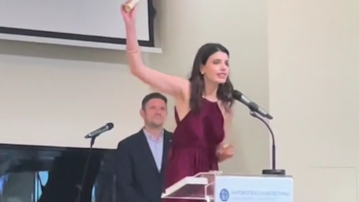 Επική ορκωμοσία στο Χαροκόπειο: Πήρε πτυχίο και ευχαρίστησε… την Άννα Βίσση – ΒΙΝΤΕΟ