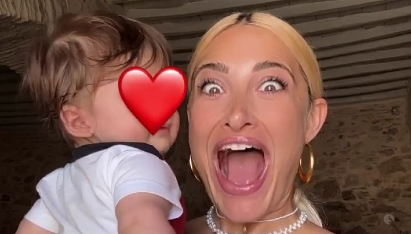 Ιωάννα Τούνη – Δημήτρης Αλεξάνδρου: Στην παιδική χαρά με τον γιο τους – Η φωτογραφία στην τραμπάλα